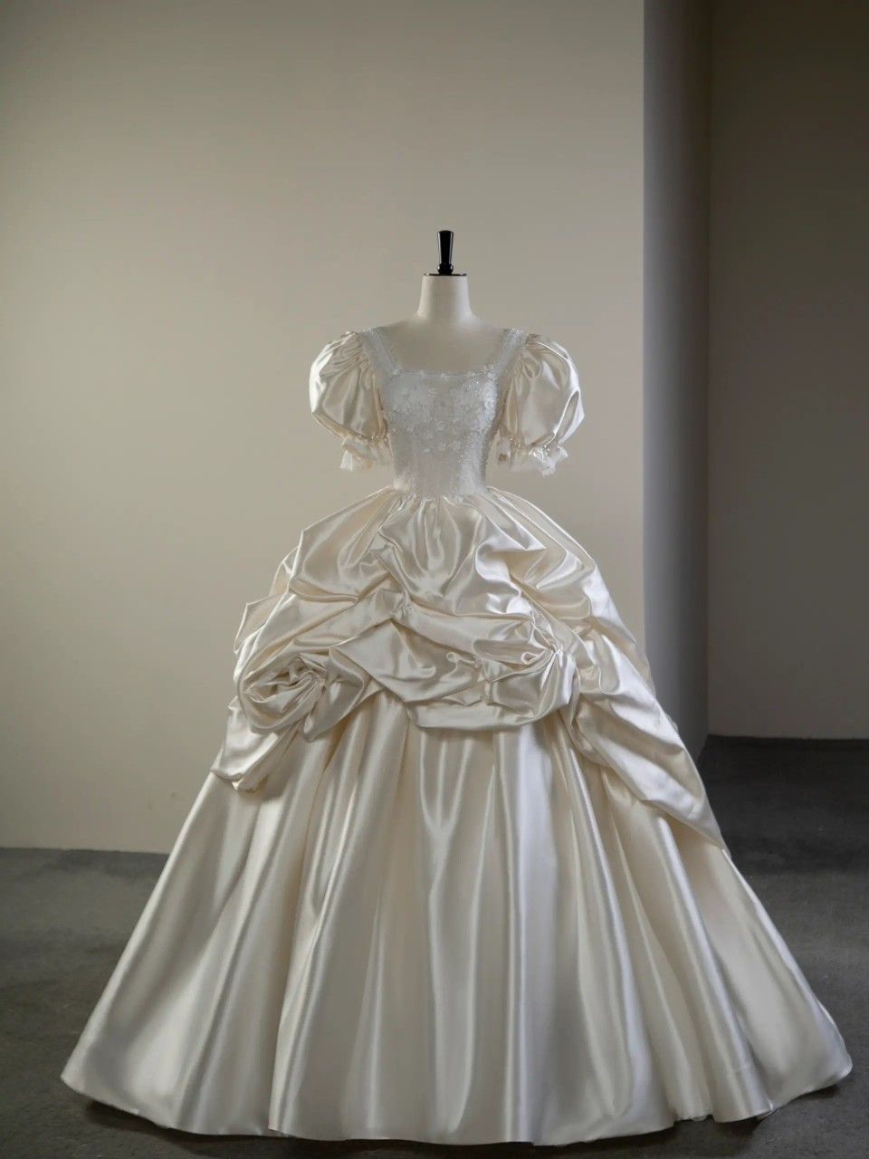 Romantic Square Neck Puff Sleeve Satin Wedding Dress A-Line Ruffled Bridal Gown TP5098