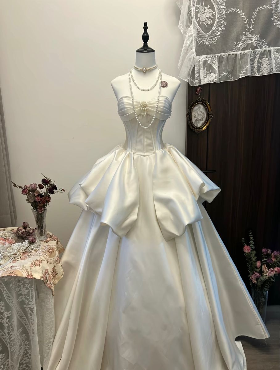 Vintage-Inspired Ivory Sweetheart Strapless Satin Wedding Dress Pearl Accents Ruffled Bridal Gown TP5099