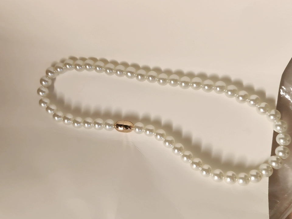 Simple Vintage Butterfly Pattern Design Magnetic Buckle Pearl Soft Silk Scarf TP3134