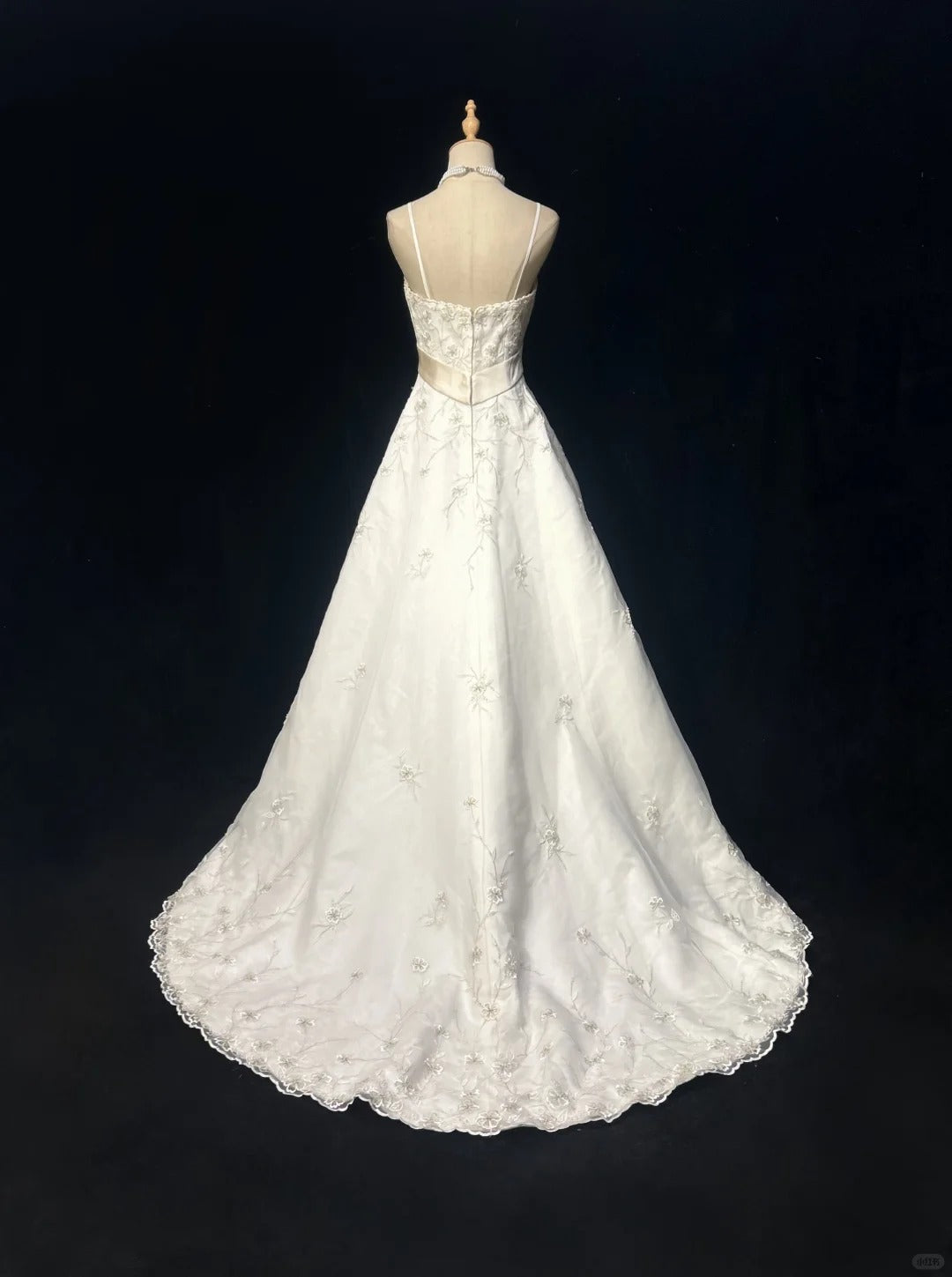 Elegant A-line Lace White Long Spaghetti Straps Wedding Dress TH098