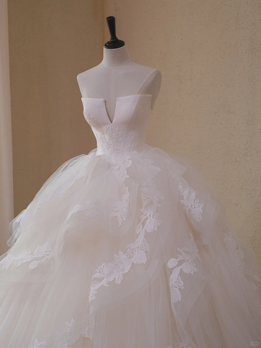 Elegant Ball Gown Lace Long Wedding Dress V Neck Prom Dress TH126