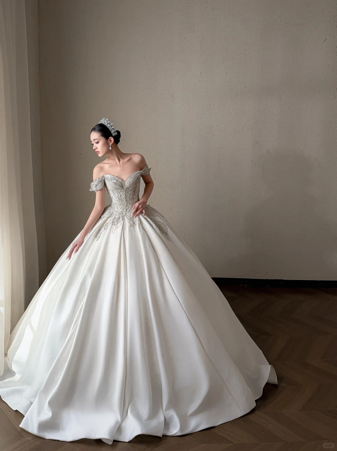 Elegant Ball Gown Sweetheart Neck Long Wedding Dress Beaded Satin White Prom Dress TH339