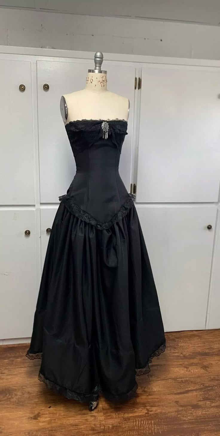 Vintage Black A-line Off-shoulder Sleeveless Lace Ball Gown Evening Dress TP1951