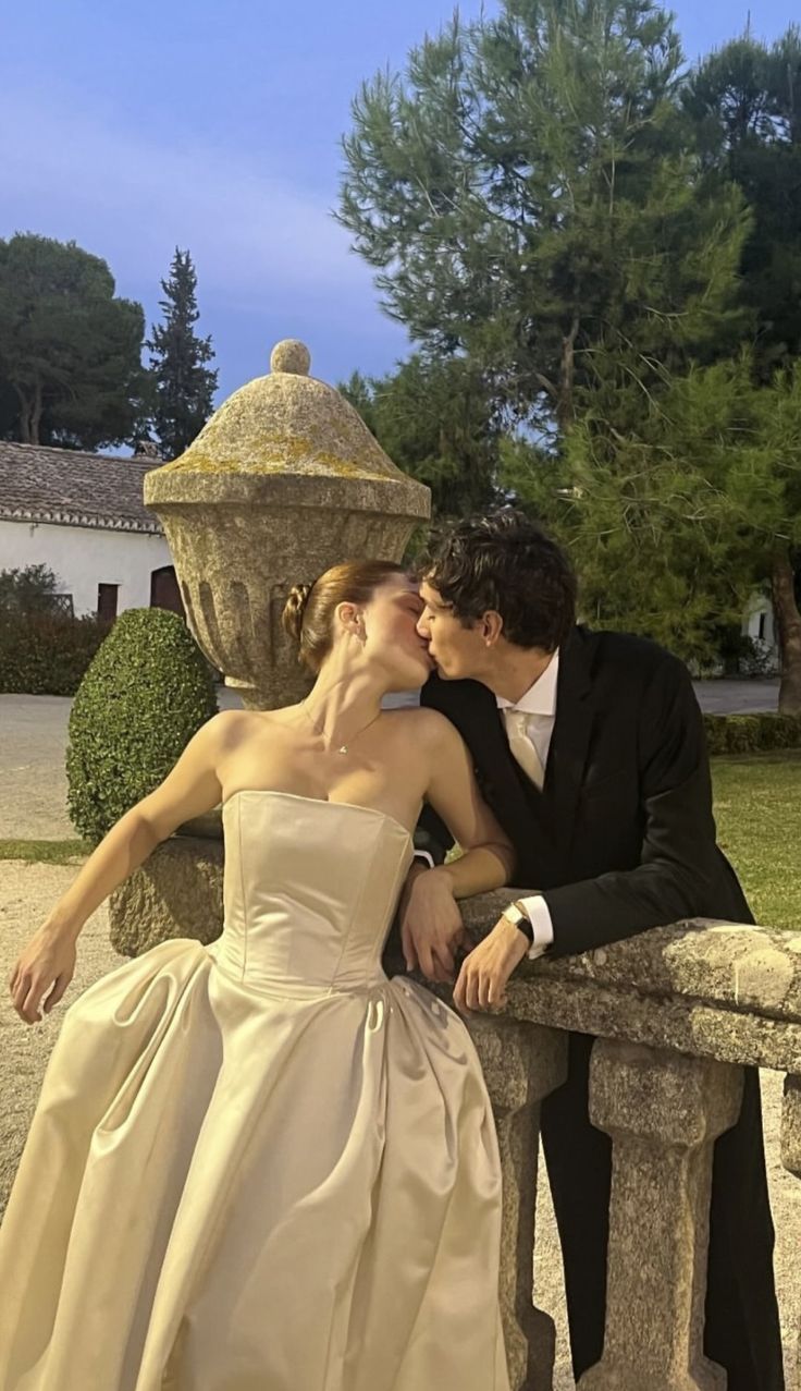 Elegant Ivory A-line Strapless Wedding Dress with Train TP1968