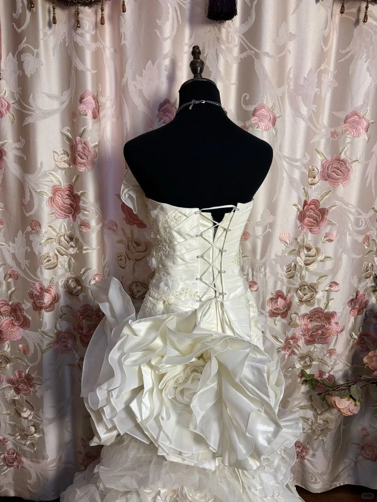 Vintage-Inspired 3D Flowers Strapless Wedding Dress Romantic A-Line Ruffled Bridal Gown TP5080