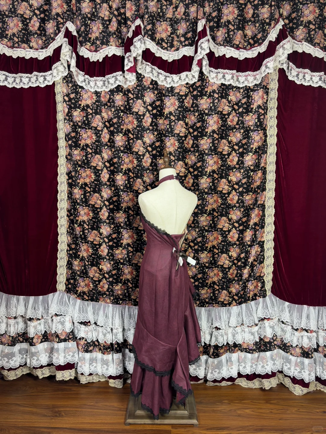 Elegant Burgundy Sequin Embroidery Halter-neck Prom Dress Evening Dress TP4390