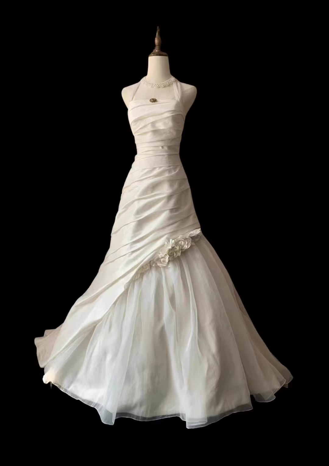 Vintage Draped Satin Floral Applique A-Line Wedding Dress Ivory Halter Neck Bridal Gown TP5153