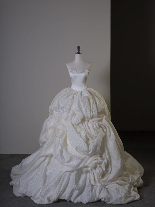 Vintage-Inspired Sweetheart Satin Strapless Wedding Dress Textured Ruffled Bridal Gown TP5100