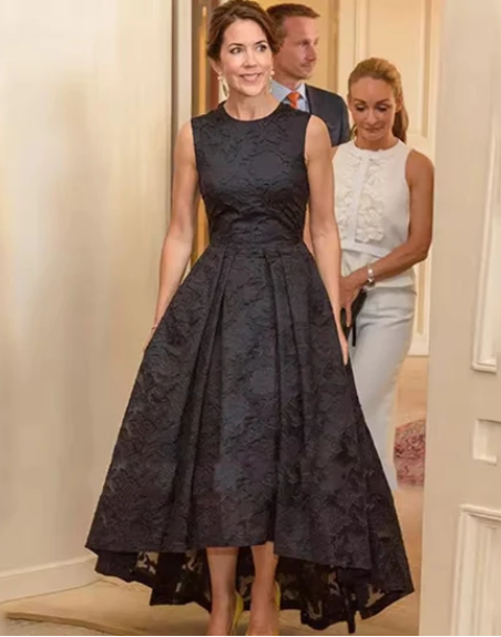 Elegant Black Lace Mother of Bride Dress Sleeveless Evening Gown Simple Formal Dress TP4875