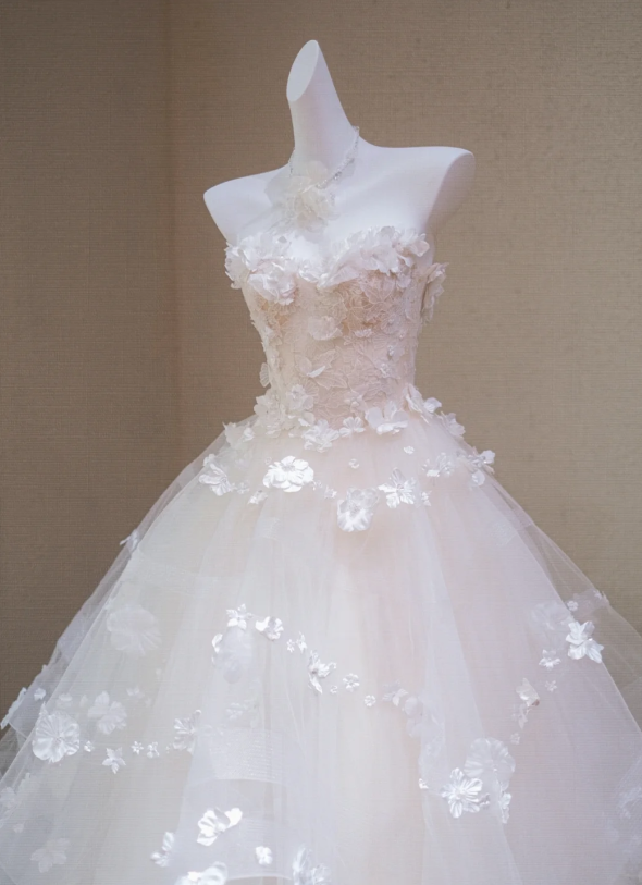 Gorgeous White 3D Flowers Applique Sweetheart A-Line Tulle Strapless Long Wedding Dress TP5039