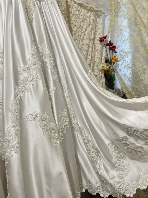 Vintage Long Sleeve Puff Shoulder Lace Embroidery & Satin Finish Wedding Dress TP5323