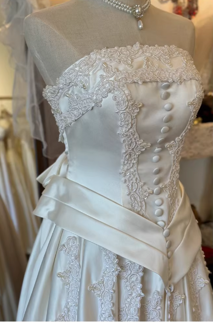 Vintage Strapless Ivory Satin Lace Embroidery Button Front Detail Wedding Dress TP5593