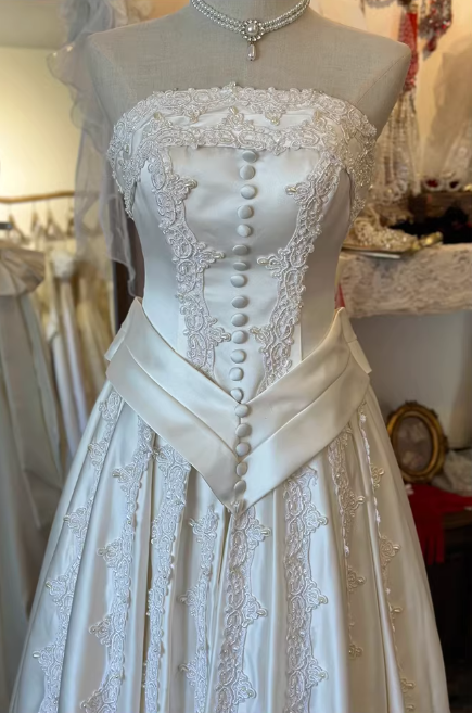 Vintage Strapless Ivory Satin Lace Embroidery Button Front Detail Wedding Dress TP5593