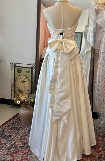 Vintage Strapless Ivory Satin Lace Embroidery Button Front Detail Wedding Dress TP5593