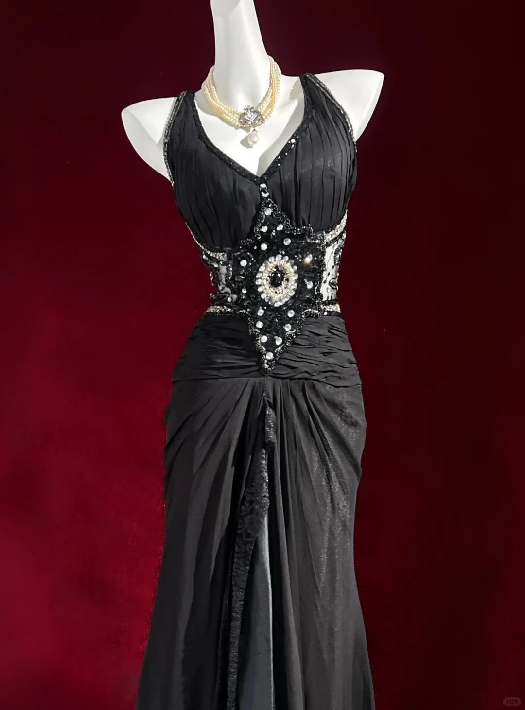 Elegant Sheath Black Long Evening Dress Halter Neck Beaded Chiffon Prom Dress TH051