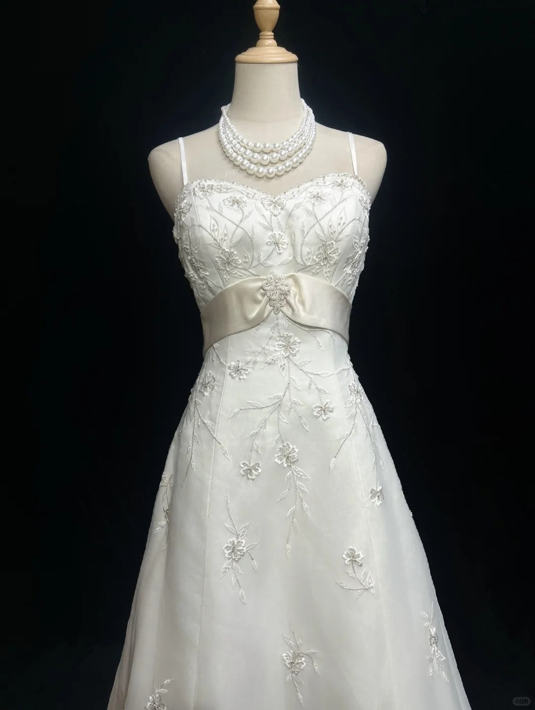 Elegant A-line Lace White Long Spaghetti Straps Wedding Dress TH098