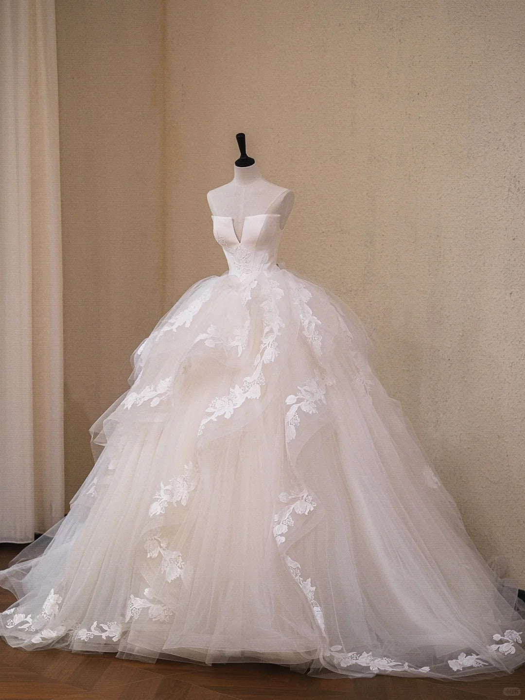 Elegant Ball Gown Lace Long Wedding Dress V Neck Prom Dress TH126