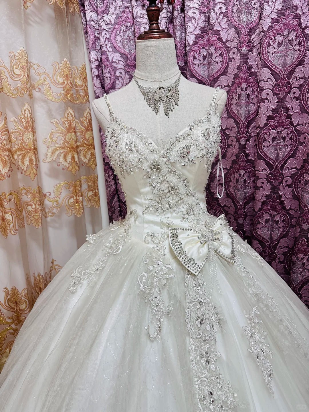 Elegant Ball Gown Spaghetti Straps Long Wedding Dress Beaded Lace White Prom Dress TH154
