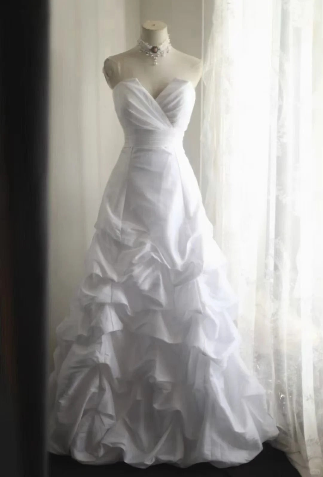 Elegant A-line Sweetheart Neck Long Wedding Dress Pleated Satin White Prom Dress TH285