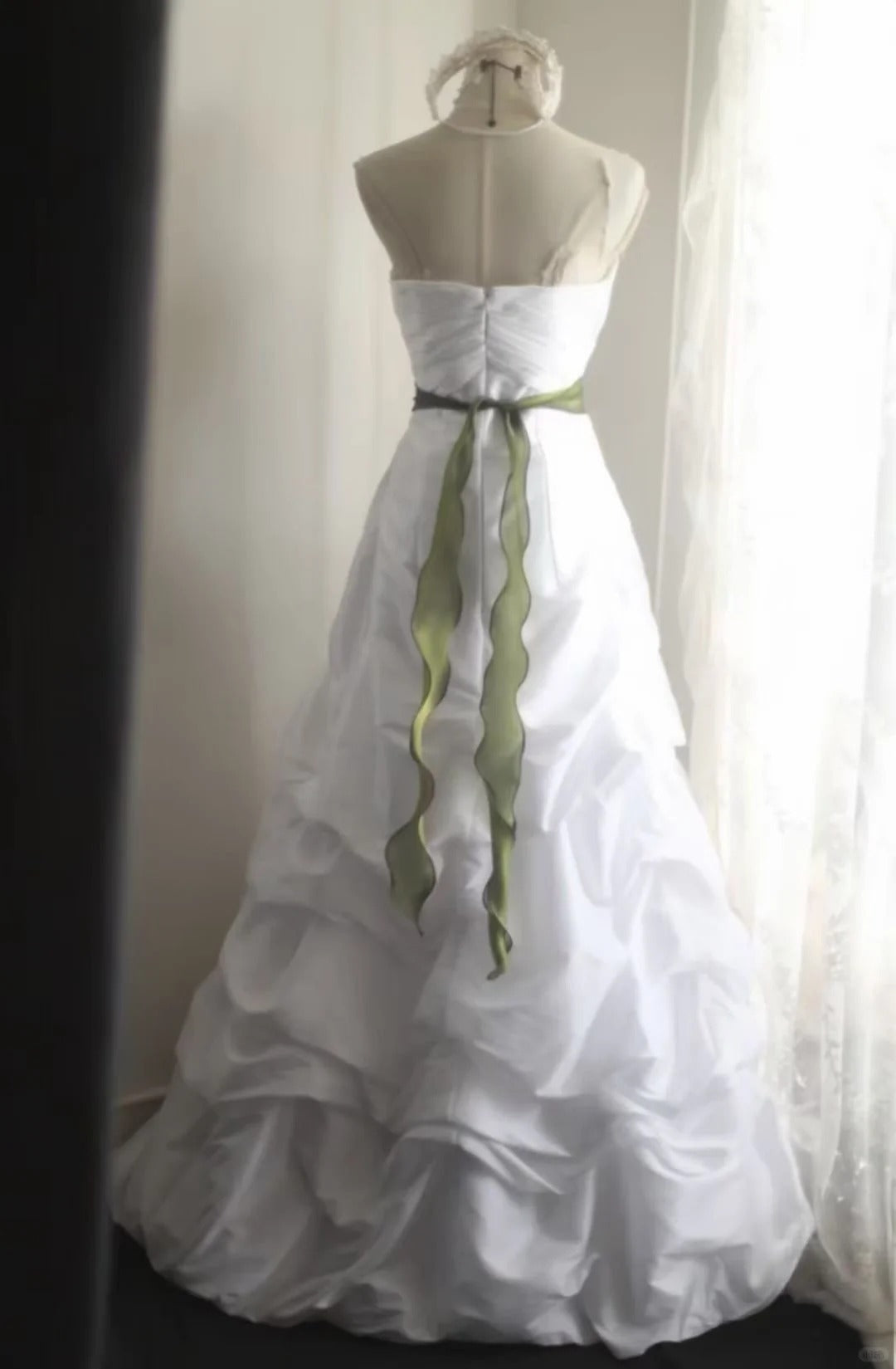 Elegant A-line Sweetheart Neck Long Wedding Dress Pleated Satin White Prom Dress TH285
