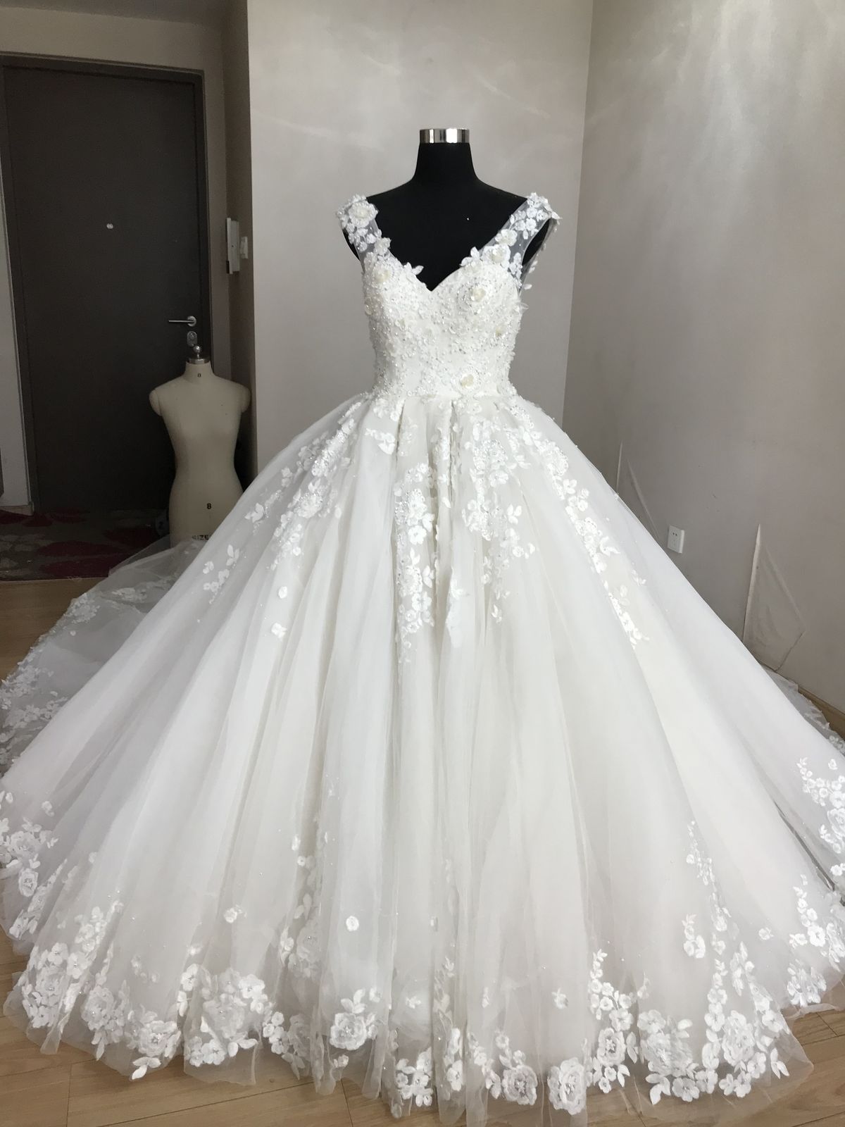 Elegant Ball Gown V Neck  Long Wedding Dress 3D floral appliqués Tulle White Prom Dress TH310