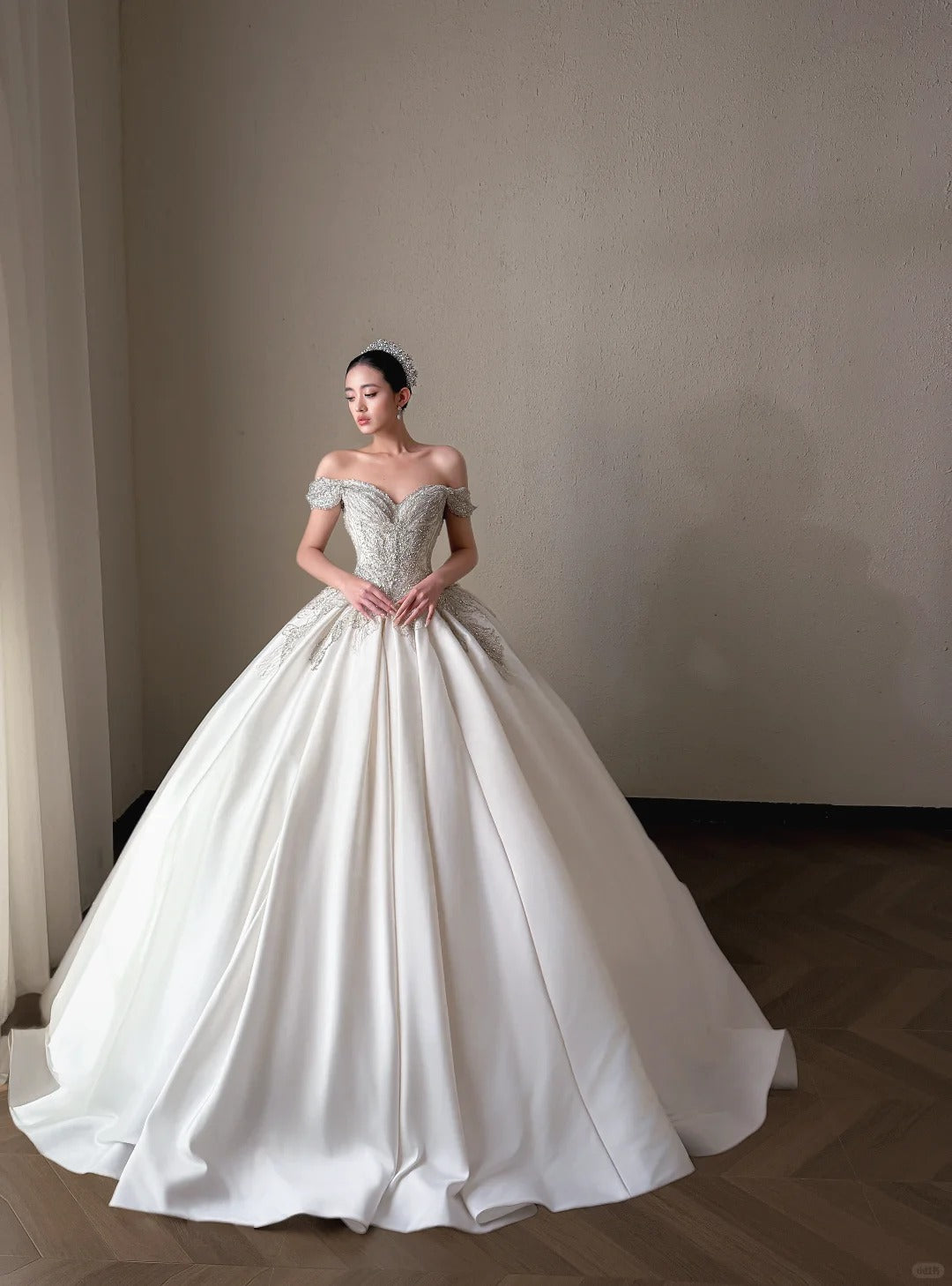 Elegant Ball Gown Sweetheart Neck  Long Wedding Dress Beaded Satin White Prom Dress TH339