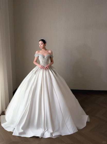 Elegant Ball Gown Sweetheart Neck  Long Wedding Dress Beaded Satin White Prom Dress TH339