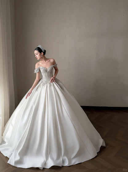 Elegant Ball Gown Sweetheart Neck  Long Wedding Dress Beaded Satin White Prom Dress TH339