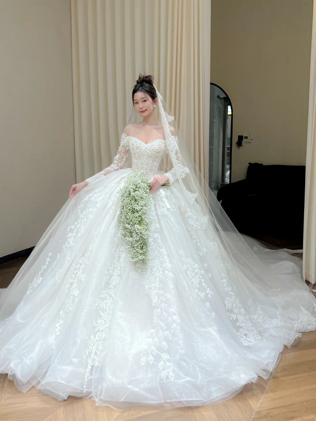 Elegant Ball Gown Off-the-Shoulder Long Wedding Dress Embroidered Tulle White Prom Dress TH355