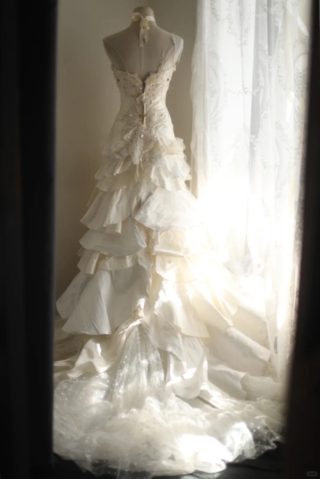Glamorous Ivory Mermaid Halter-Neck Bridal Gown Feather Sparkle Train Wedding Dress TP5645