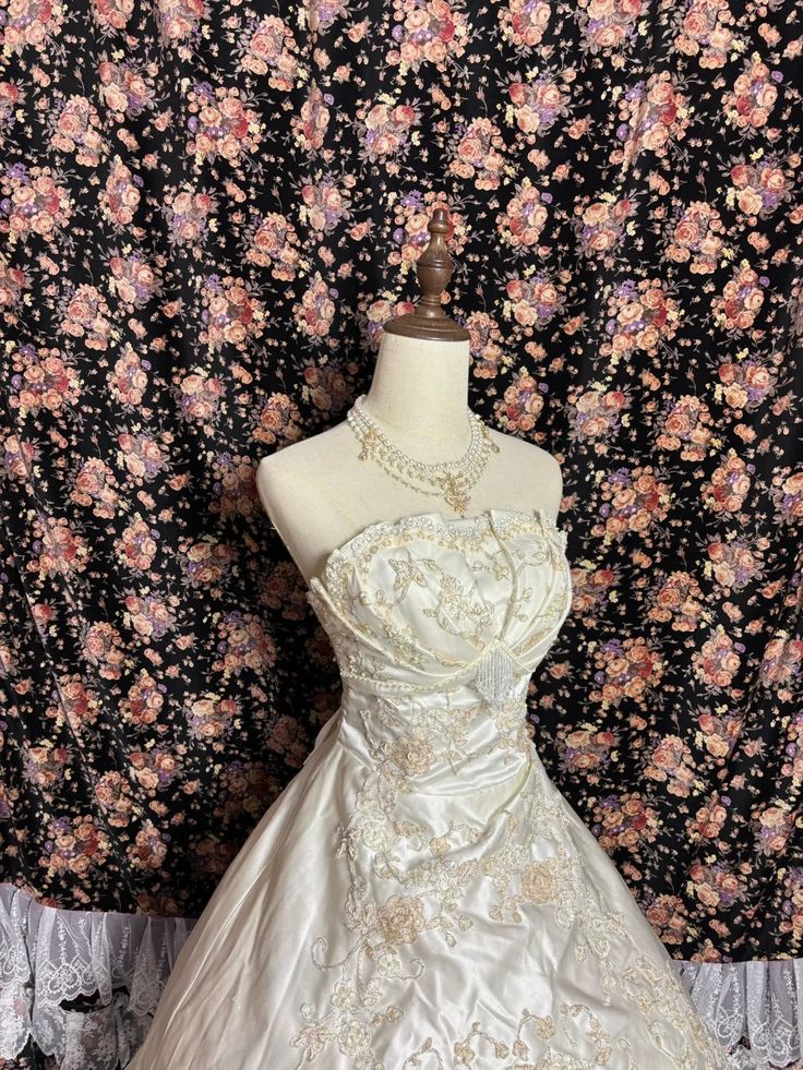 Glamorous Strapless Satin Floral Embroidery Wedding Dress Ruffled Layers Bridal Gown TP5086