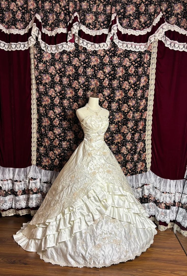 Glamorous Strapless Satin Floral Embroidery Wedding Dress Ruffled Layers Bridal Gown TP5086