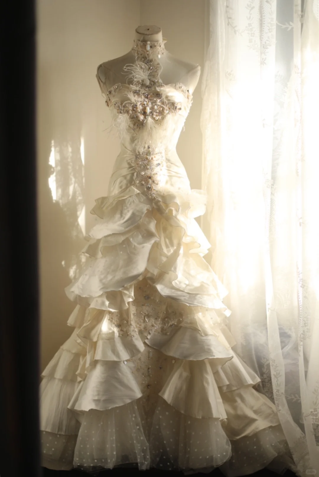 Glamorous Ivory Mermaid Halter-Neck Bridal Gown Feather Sparkle Train Wedding Dress TP5645
